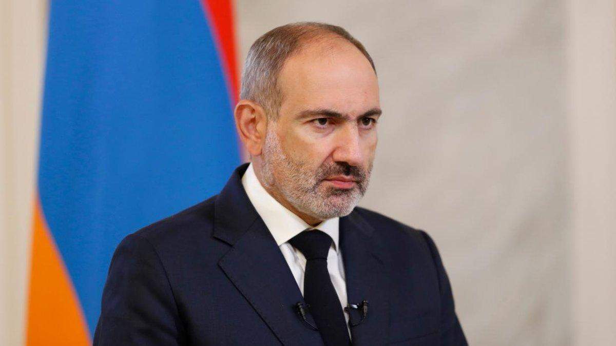 Прем'єра Вірменії Пашиняна закидали яйцями біля входу до парламенту Прем'єра Вірменії Пашиняна закидали яйцями біля входу до парламенту