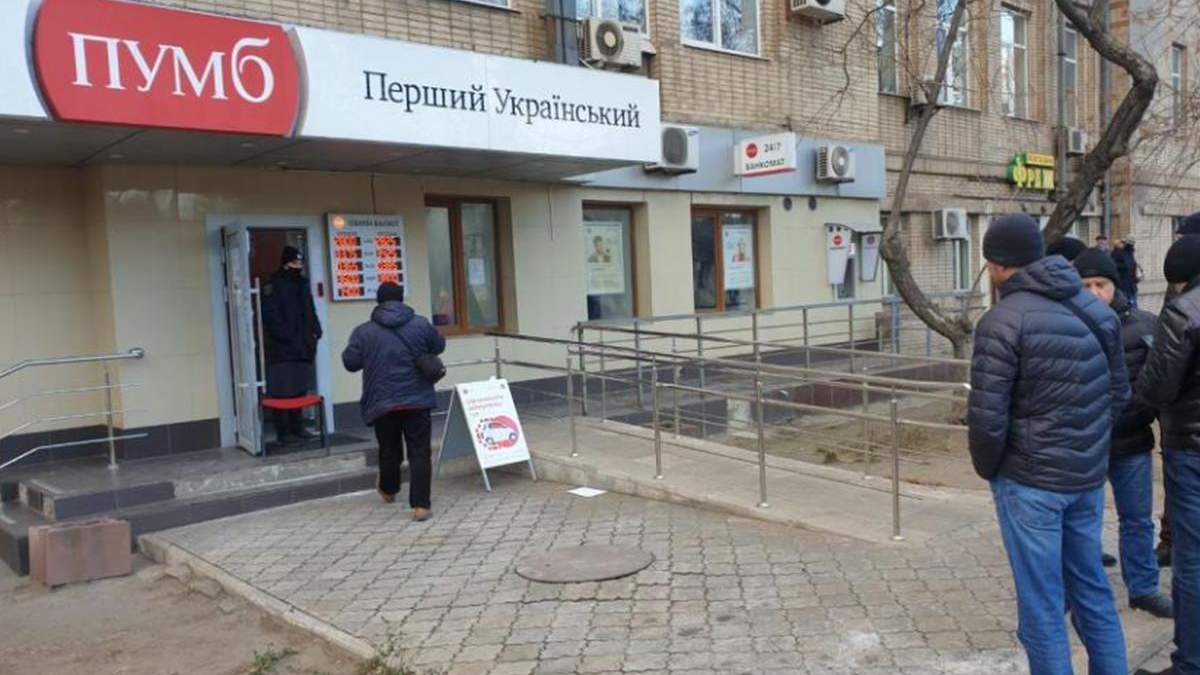 В Мариуполе мужчина захватил заложников и угрожал всех взорвать В Мариуполе мужчина захватил заложников и угрожал всех взорвать