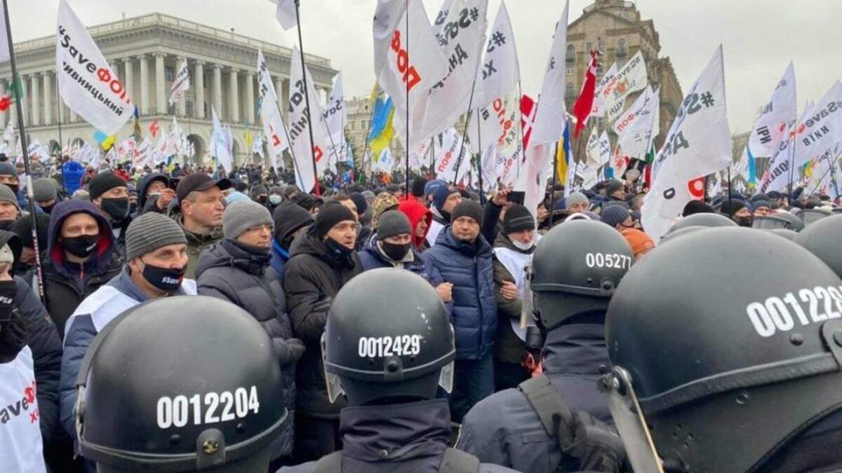 Трьом поліцейським розбили обличчя під час акції ФОПів: деталі Трьом поліцейським розбили обличчя під час акції ФОПів: деталі