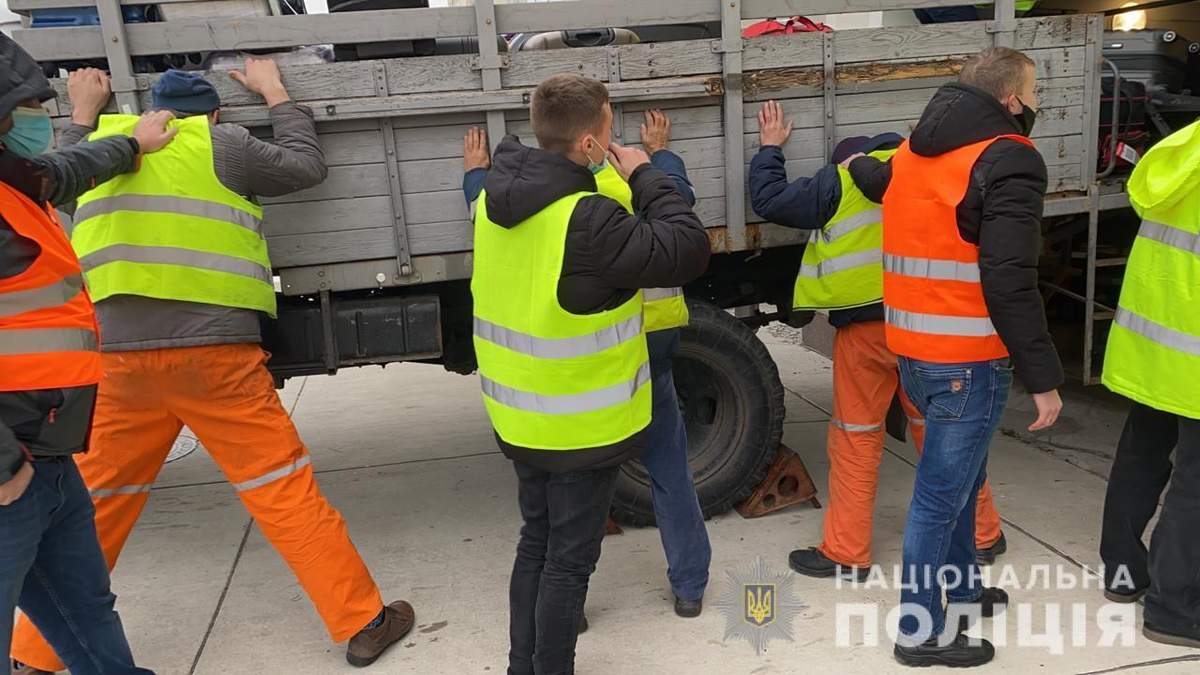 В Херсоне грузчики аэропорта обворовывали пассажиров В Херсоне грузчики аэропорта обворовывали пассажиров