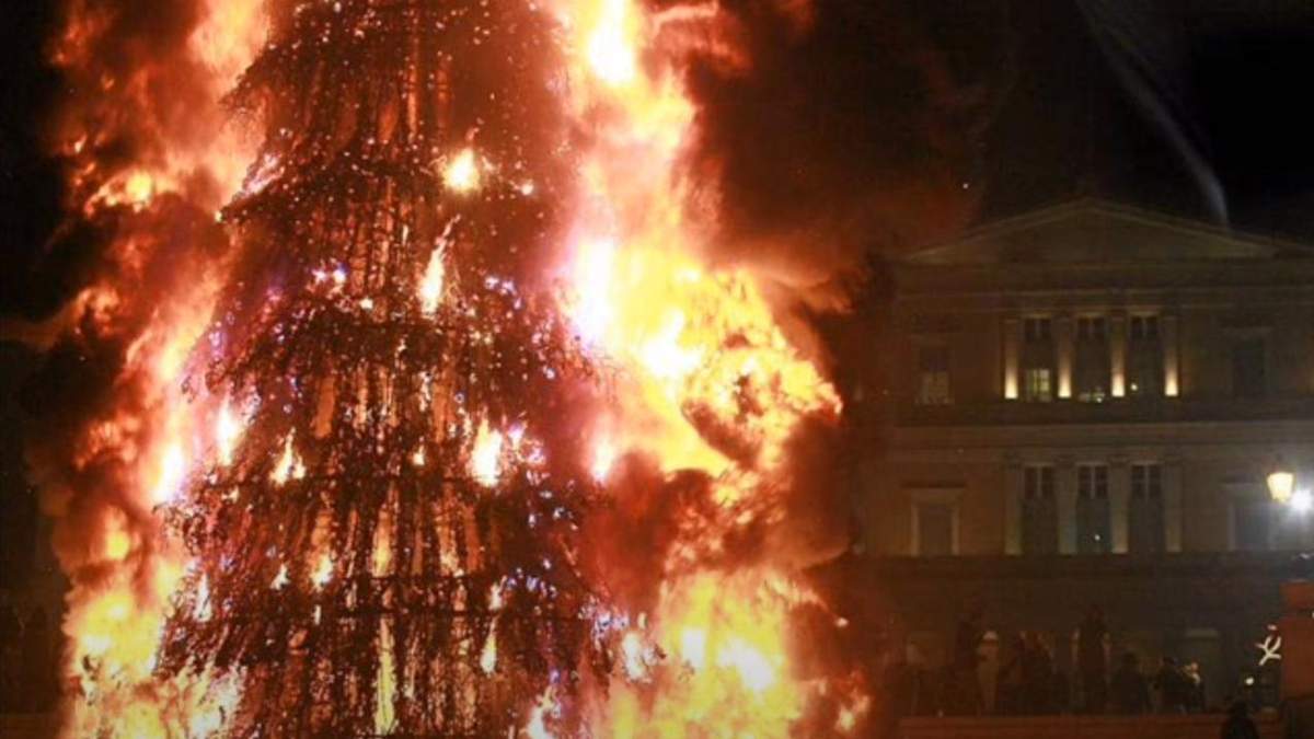 На Херсонщини сгорела новогодняя елка из-за замыкания в гирлянде На Херсонщини сгорела новогодняя елка из-за замыкания в гирлянде