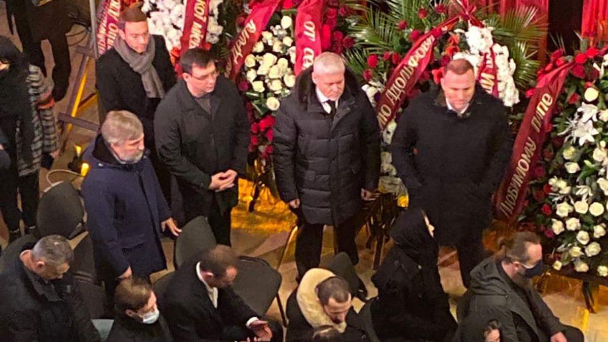 Похорон Геннадія Кернеса у Харкові: хто з відомих політиків прийшов на кладовище Похорон Геннадія Кернеса у Харкові: хто з відомих політиків прийшов на кладовище