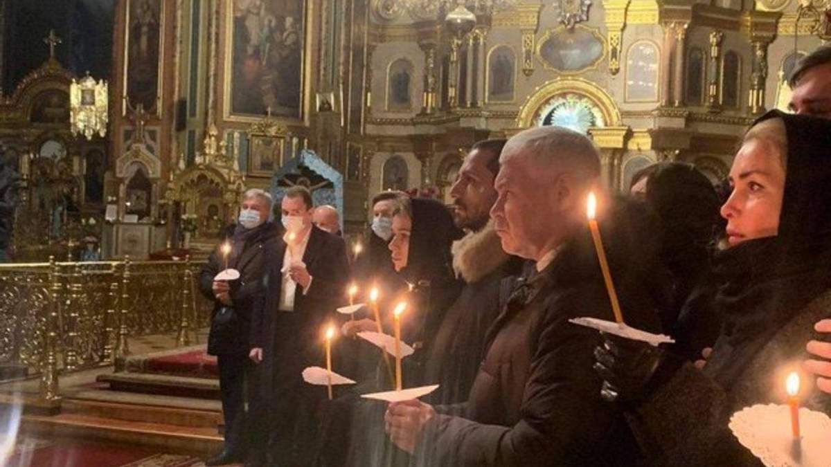 Спи, мій хороший, – дружина Кернеса опублікувала відео з похорону Спи, мій хороший, – дружина Кернеса опублікувала відео з похорону