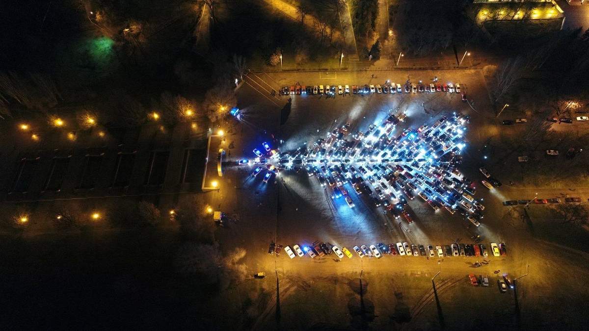 Автоялинка у Харкові 25 грудня 2020: вражаючі фото й відео Автоялинка у Харкові 25 грудня 2020: вражаючі фото й відео