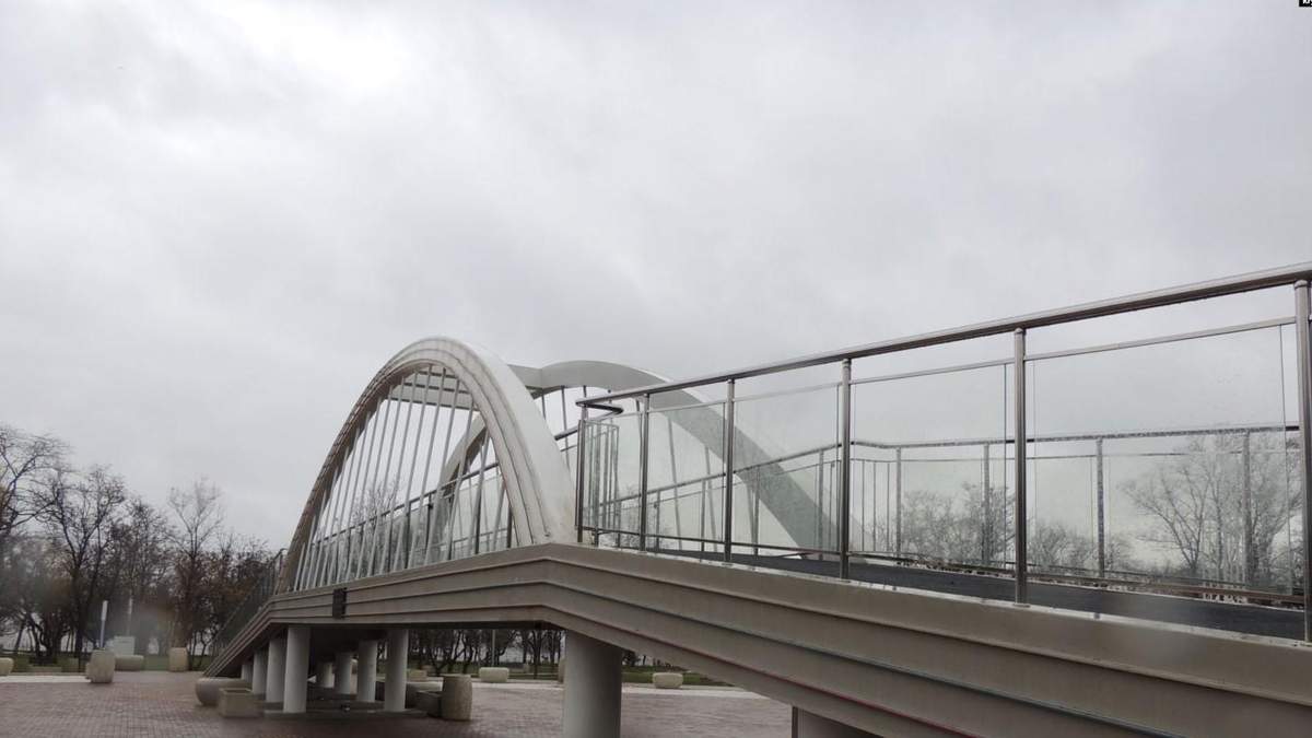 В Крыму треснула 55-метровая копия Крымского моста фото