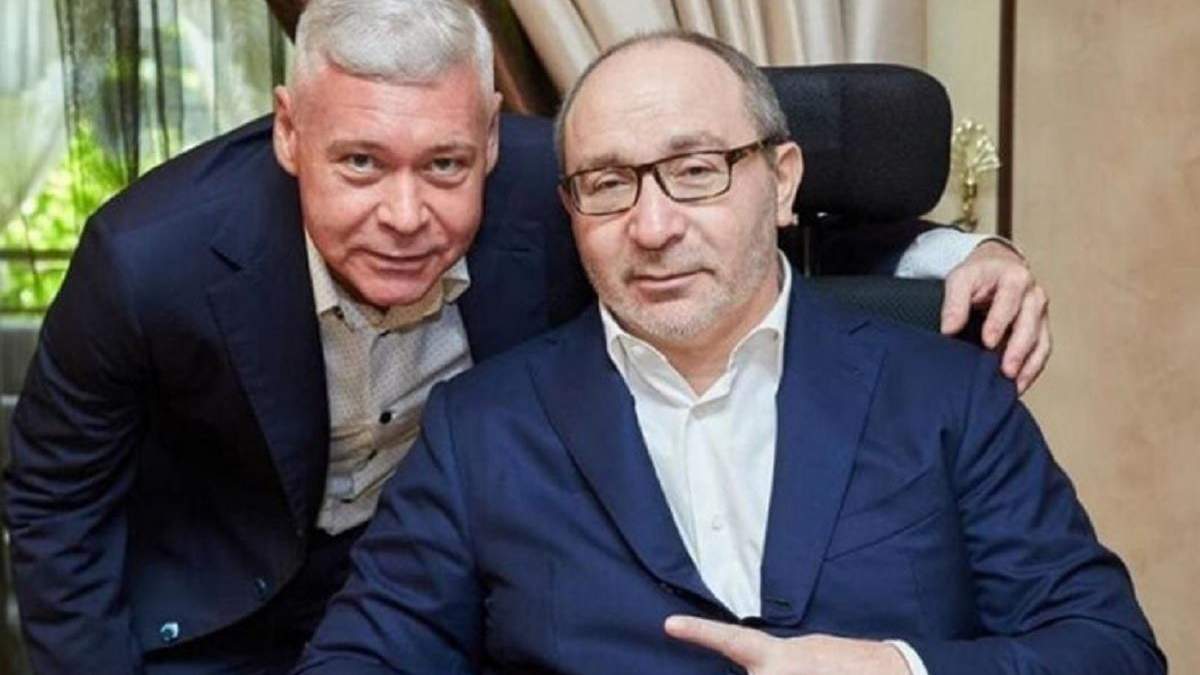 Мерія Харкова увічнювала пам'ять Кернеса: під нею був пікет Мерія Харкова увічнювала пам'ять Кернеса: під нею був пікет