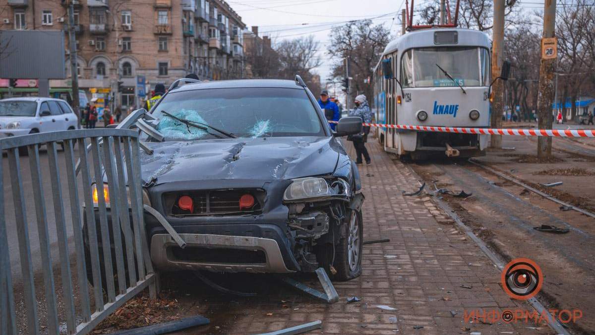 У Дніпрі Volvo влетів у зупинку та збив жінку, поліція шукає свідків У Дніпрі Volvo влетів у зупинку та збив жінку, поліція шукає свідків