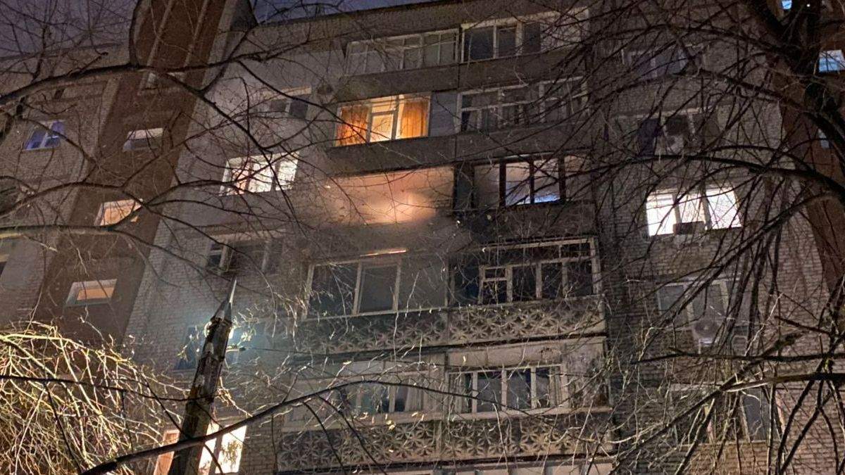 В Николаеве на балкон залетел фейерверк: возник пожар В Николаеве на балкон залетел фейерверк: возник пожар