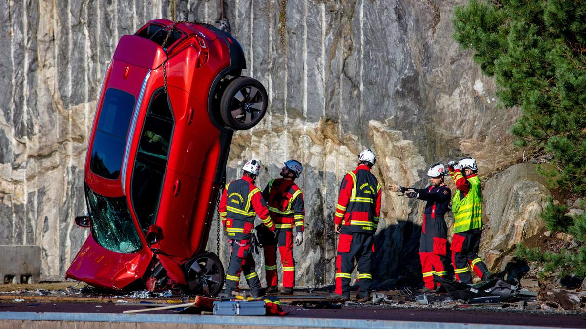 Компанія Volvo скинули з 30-метрової висоти свої машини: причина Компанія Volvo скинули з 30-метрової висоти свої машини: причина