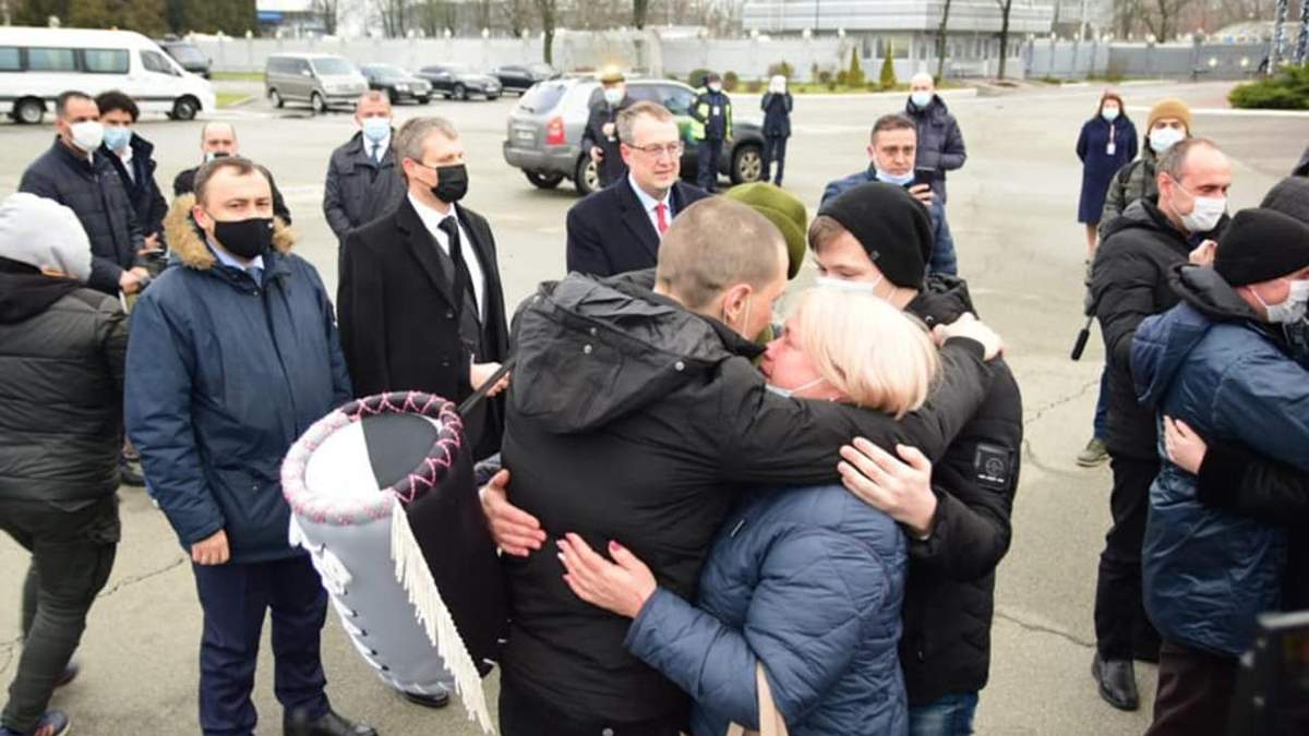 Украинские моряки вернулись домой после 5 лет заключения в Ливии Украинские моряки вернулись домой после 5 лет заключения в Ливии