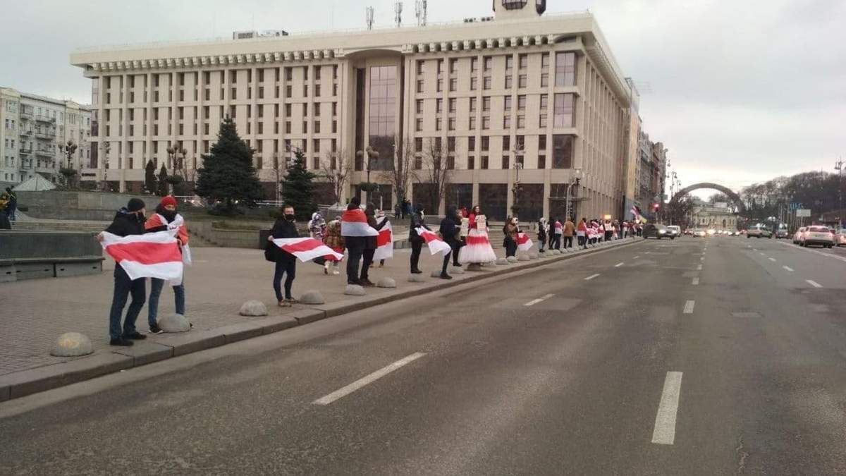 В Украине состоялись акции солидарности с Беларусью В Украине состоялись акции солидарности с Беларусью