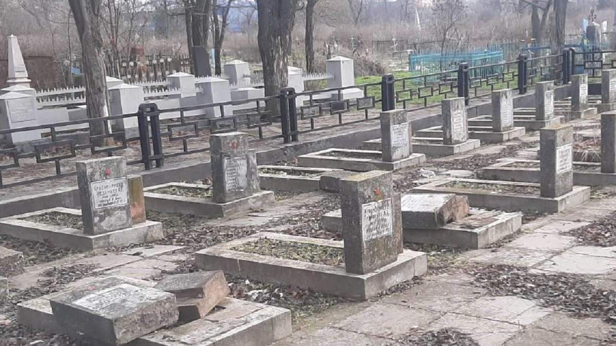 В Херсоне повредили памятники братской могилы: фото В Херсоне повредили памятники братской могилы: фото