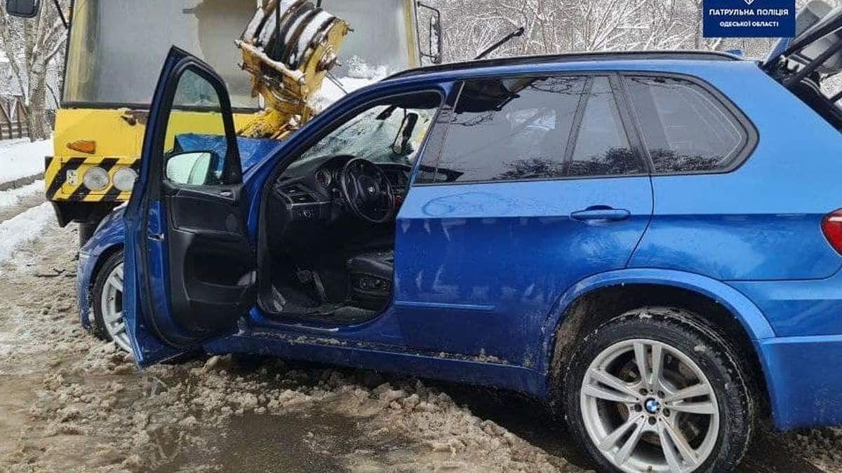 В Одесі елітна BMW влетіла в автокран, постраждали діти В Одесі елітна BMW влетіла в автокран, постраждали діти