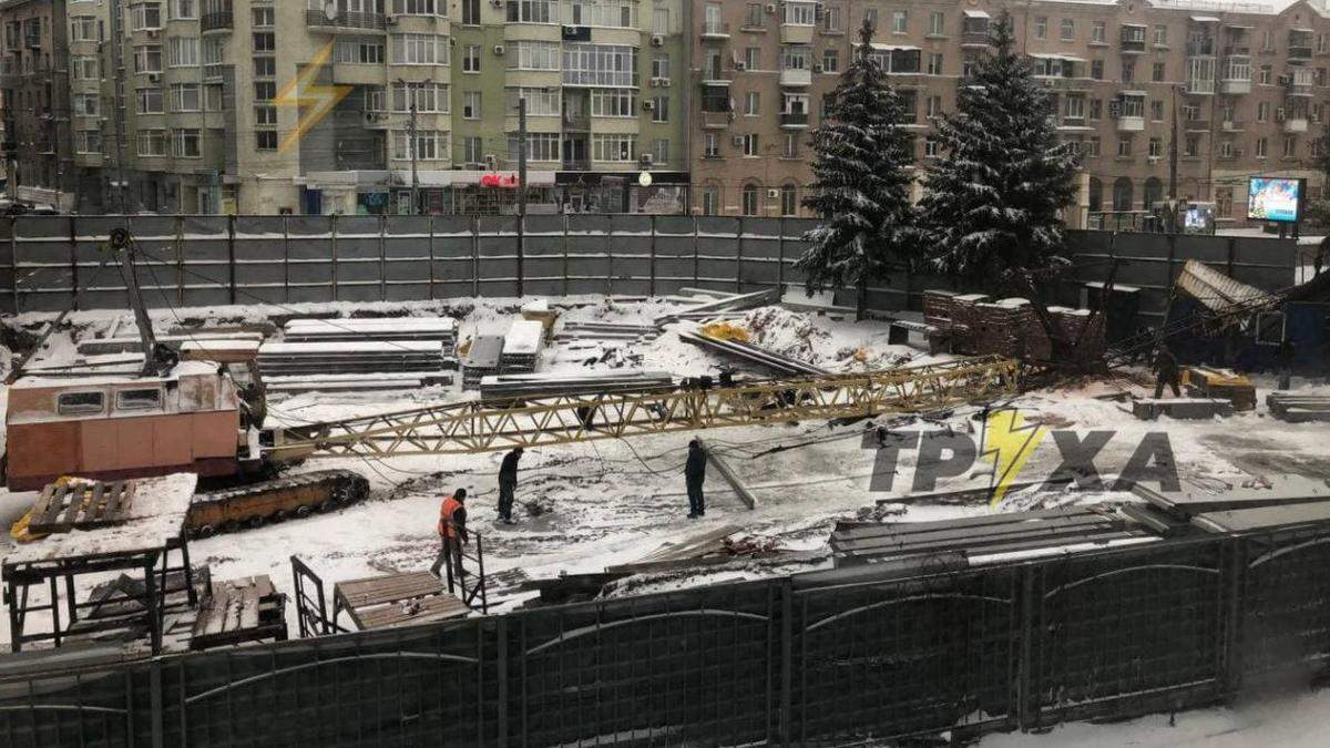 На будмайданчику в центрі Харкова кран впав на вагон з робітниками На будмайданчику в центрі Харкова кран впав на вагон з робітниками