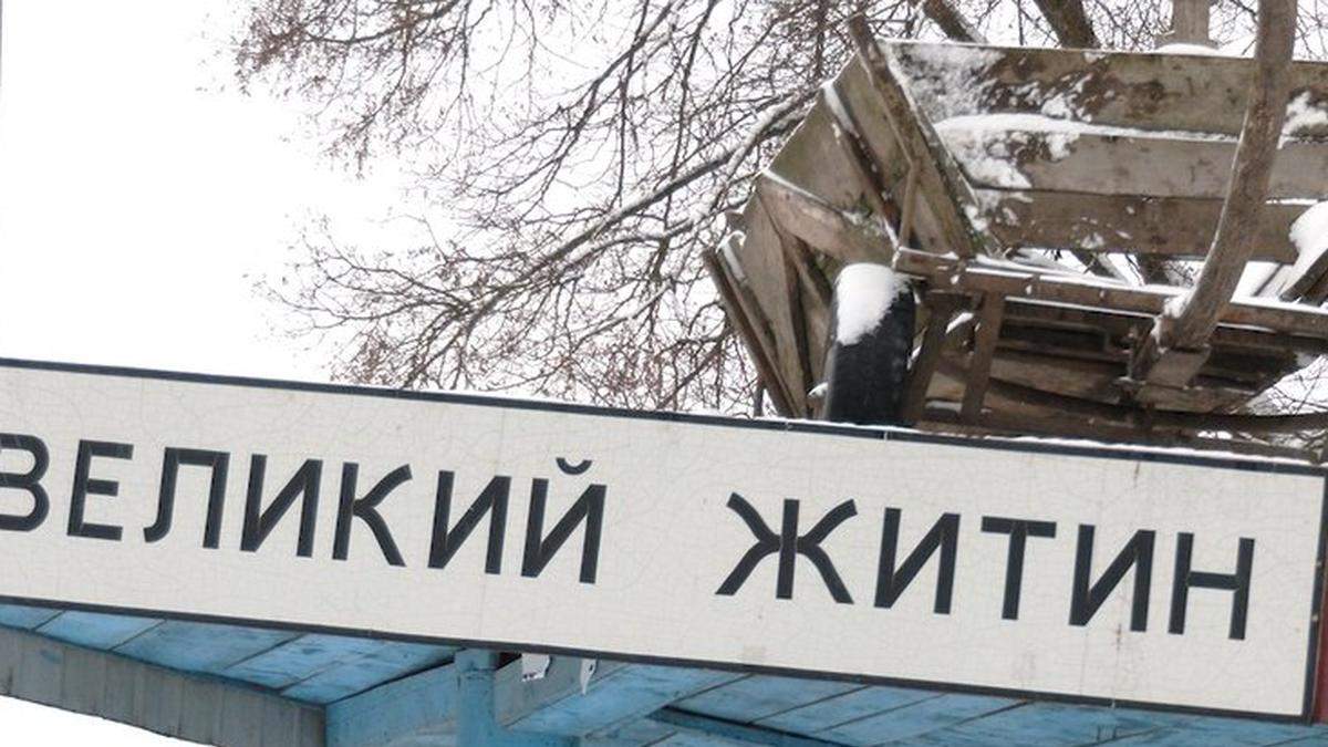 На Рівненщині юнаки на Щедрий вечір закинули фіру на дах зупинки На Рівненщині юнаки на Щедрий вечір закинули фіру на дах зупинки