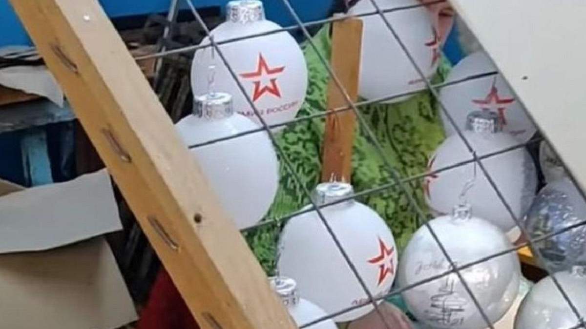 Іграшки з логотипом армії Росії продають в магазині NOVUS, відео Іграшки з логотипом армії Росії продають в магазині NOVUS, відео