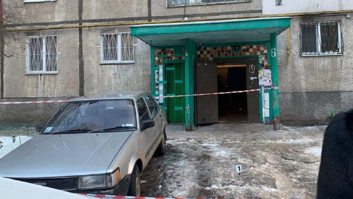 В Одесі чоловік вийшов з під'їзду з відрубаною головою і ножем в руках В Одесі чоловік вийшов з під'їзду з відрубаною головою і ножем в руках