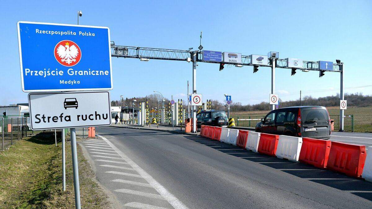 На кордоні з Польщею українці по 10 годин стоять у черзі На кордоні з Польщею українці по 10 годин стоять у черзі