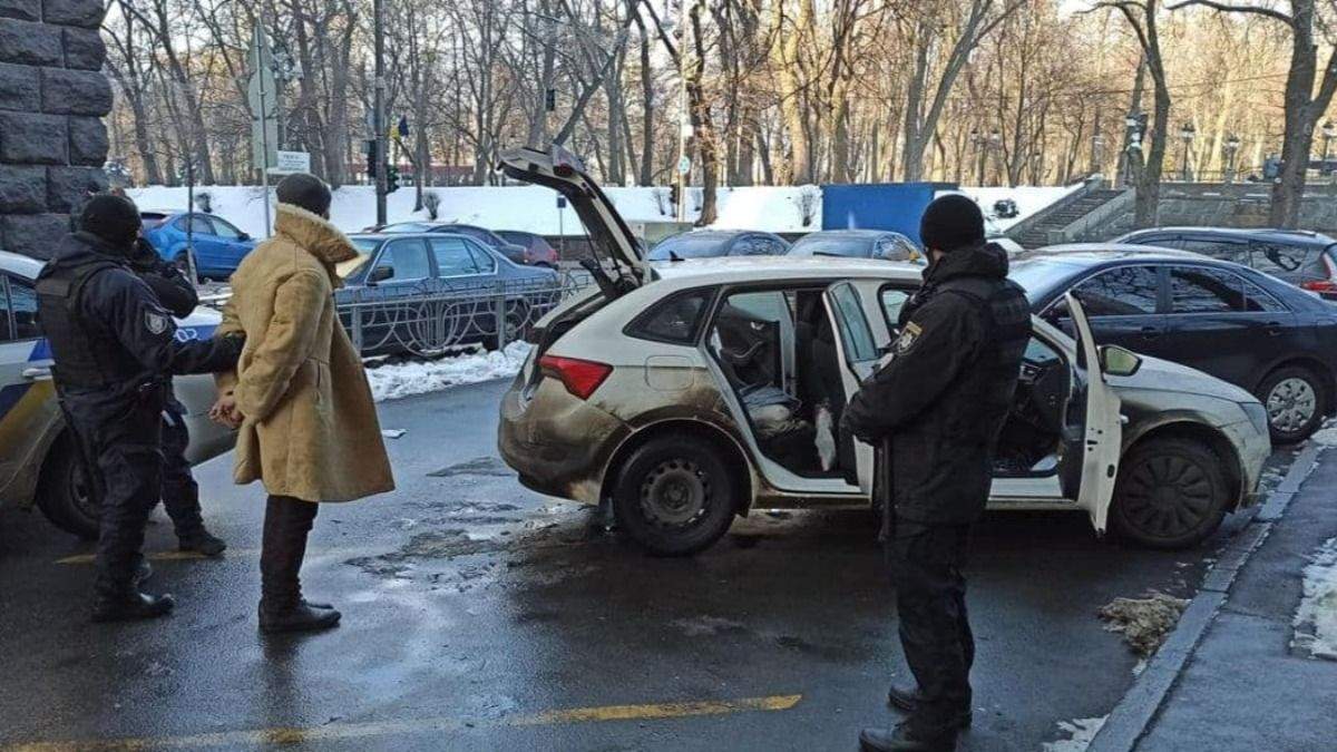 Біля Верховної Ради затримали озброєного чоловіка Біля Верховної Ради затримали озброєного чоловіка