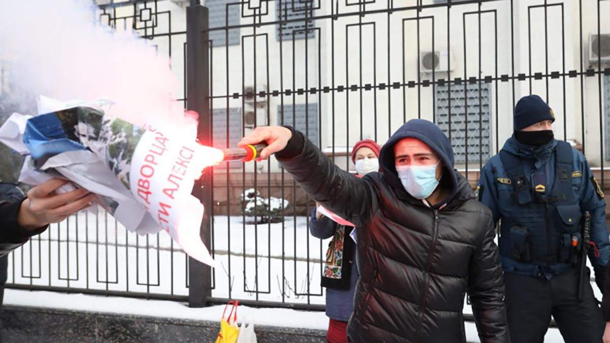 На акції за Навального відбулись сутички біля посольства Росії На акції за Навального відбулись сутички біля посольства Росії