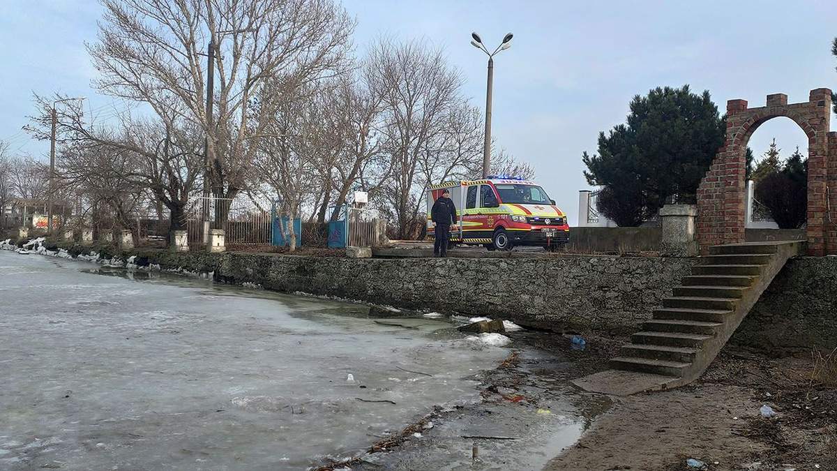 15 детей гуляли по тонкому льду на Днестровском лимане 15 детей гуляли по тонкому льду на Днестровском лимане
