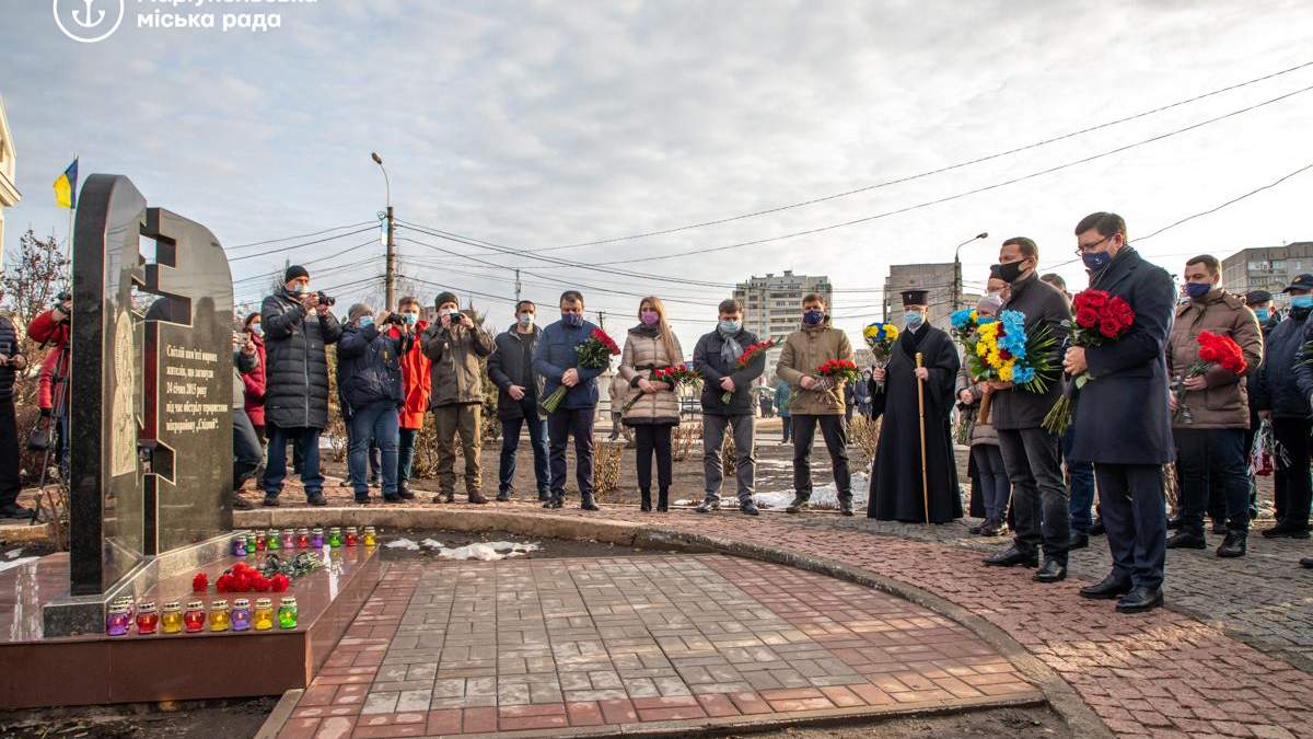 В Мариуполе почтили память жертв обстрела в января 2015 года: фото В Мариуполе почтили память жертв обстрела в января 2015 года: фото