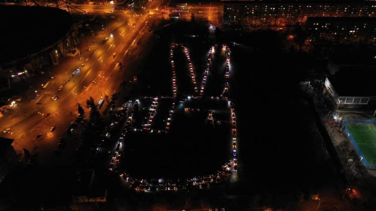 Знак победы и огни: в Харькове провели флешмоб, посвященный Кернесу Знак победы и огни: в Харькове провели флешмоб, посвященный Кернесу