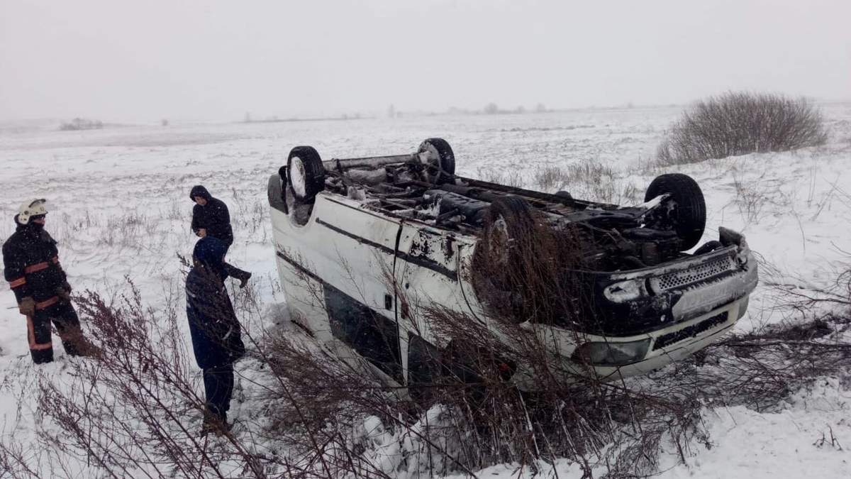 В снежную ловушку на Волыни и в Ровно попали десятки автомобилей В снежную ловушку на Волыни и в Ровно попали десятки автомобилей