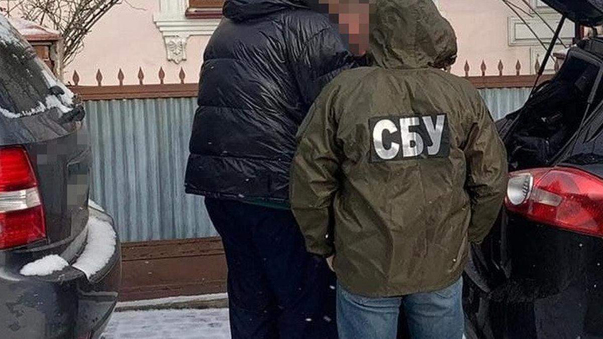 На Буковине фискалы помогали незаконно экспортировать орехи На Буковине фискалы помогали незаконно экспортировать орехи