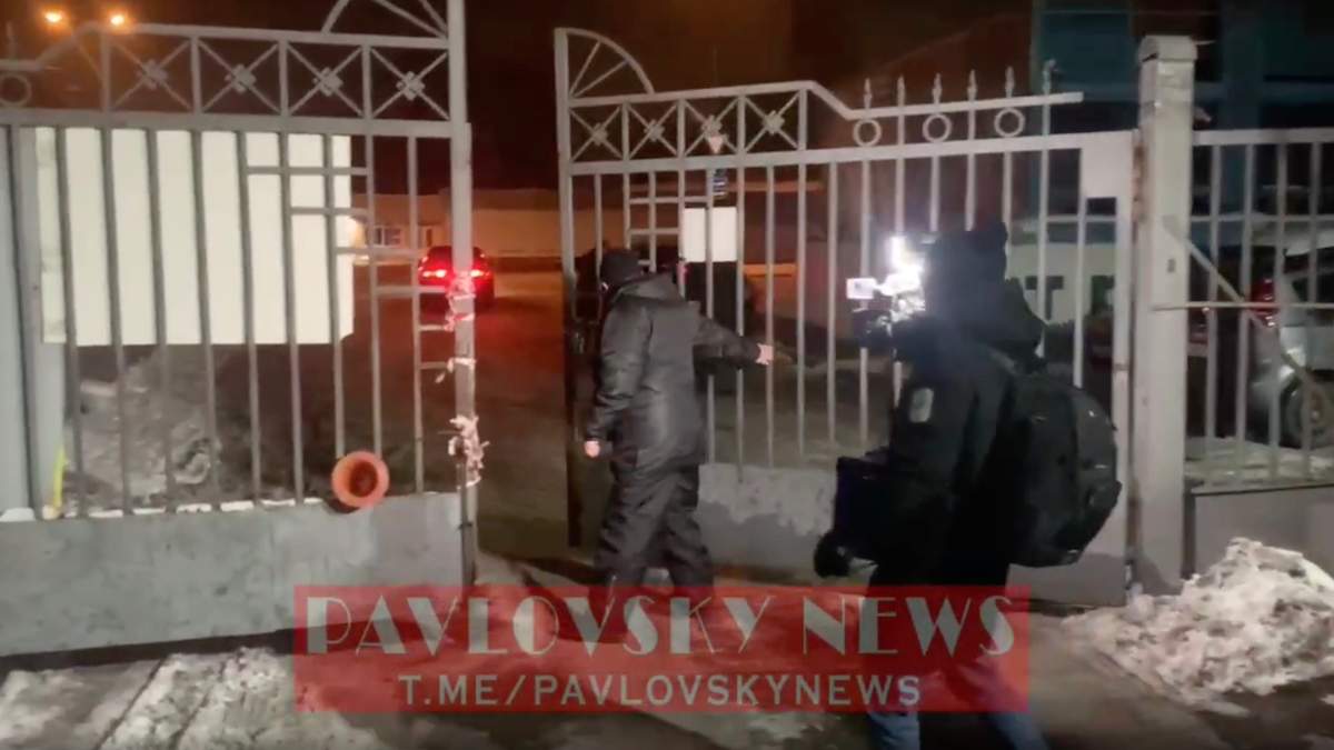 Охрана заблокировала студию Довженко, откуда ZIK транслируют в ютуб Охрана заблокировала студию Довженко, откуда ZIK транслируют в ютуб