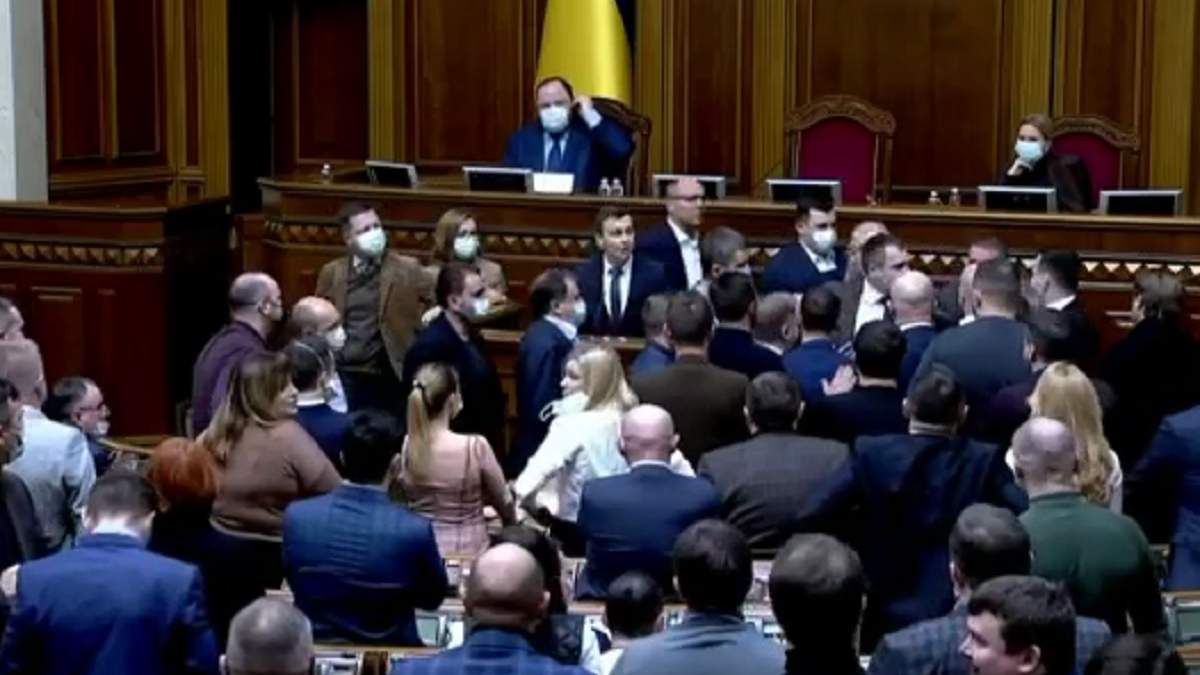 В Раду предлагают не пускать журналистов Медведчука: видео В Раду предлагают не пускать журналистов Медведчука: видео