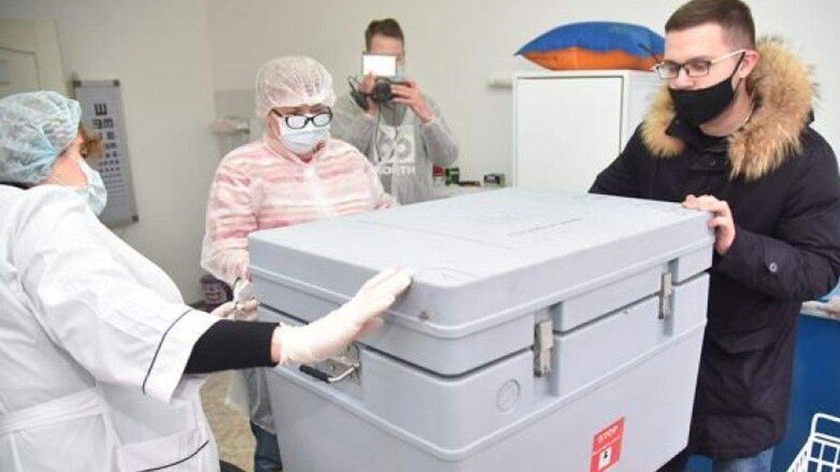 Россияне тестируют вакцину от COVID на жителях Донбасса Россияне тестируют вакцину от COVID на жителях Донбасса