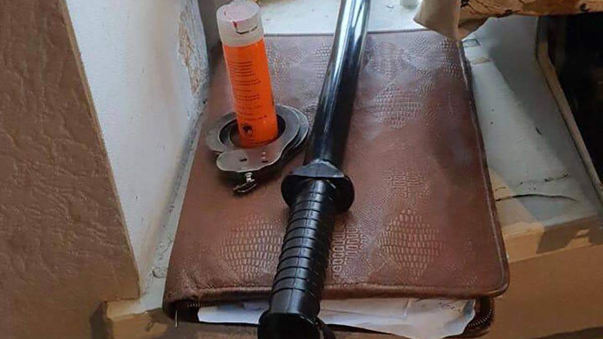 Зламали залізний стілець і били пляшкою по голові: поліцейських із Черкащини підозрюють у катуванні Зламали залізний стілець і били пляшкою по голові: поліцейських із Черкащини підозрюють у катуванні