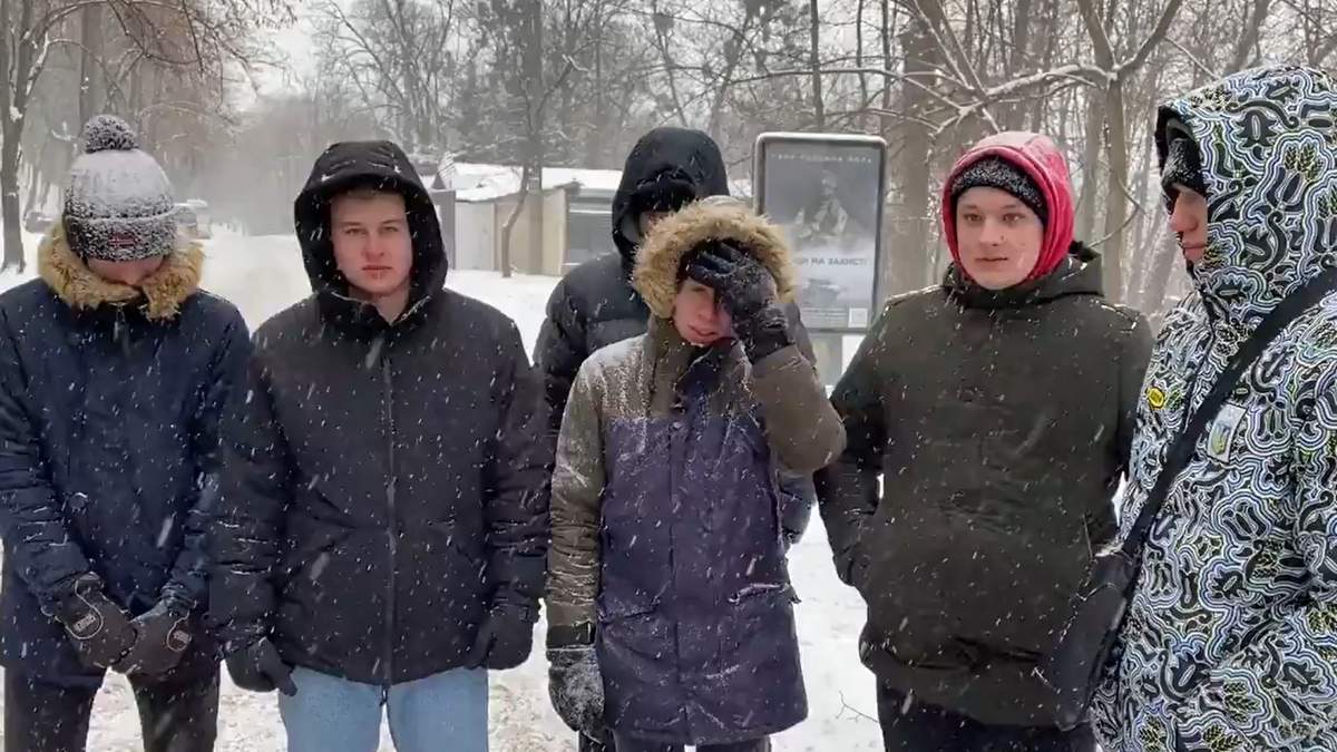 Участники акции против закрытия каналов Медведчука рассказали, сколько им заплатили за просто постоять Участники акции против закрытия каналов Медведчука рассказали, сколько им заплатили за просто постоять