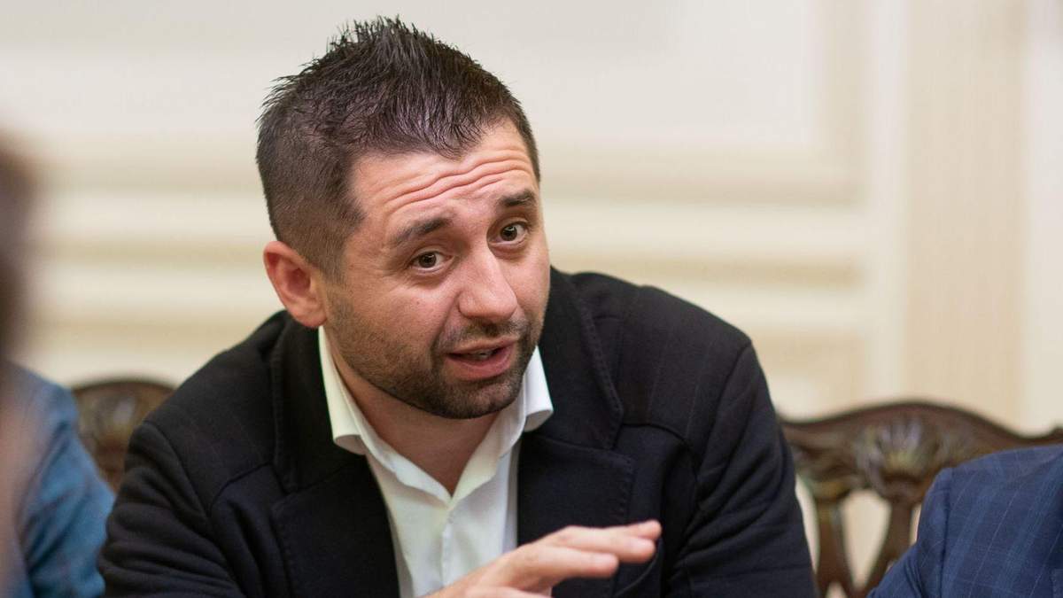 Арахамия пояснил, при каких условиях можно отобрать аккредитации у журналистов заблокированных медведчуковских телеканалов Арахамия пояснил, при каких условиях можно отобрать аккредитации у журналистов заблокированных медведчуковских телеканалов
