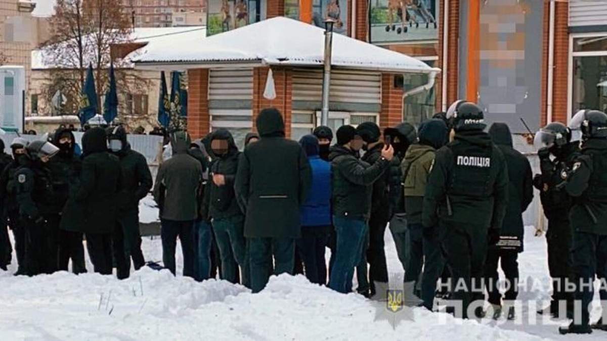 Нацкорпус заблокував у Києві "базу тітушок" ОПЗЖ: фото, відео Нацкорпус заблокував у Києві "базу тітушок" ОПЗЖ: фото, відео