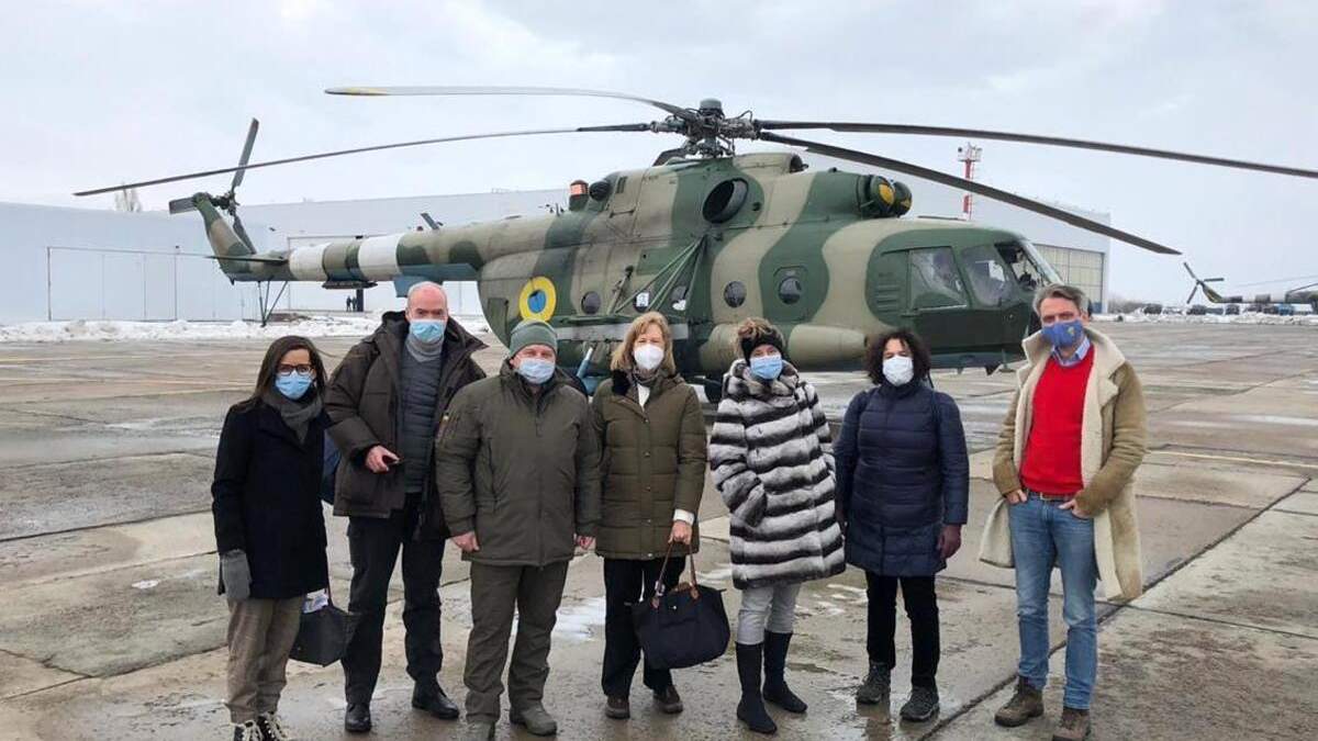 Послы, которые посетили Донбасс с Зеленским, поделились впечатлениями Послы, которые посетили Донбасс с Зеленским, поделились впечатлениями