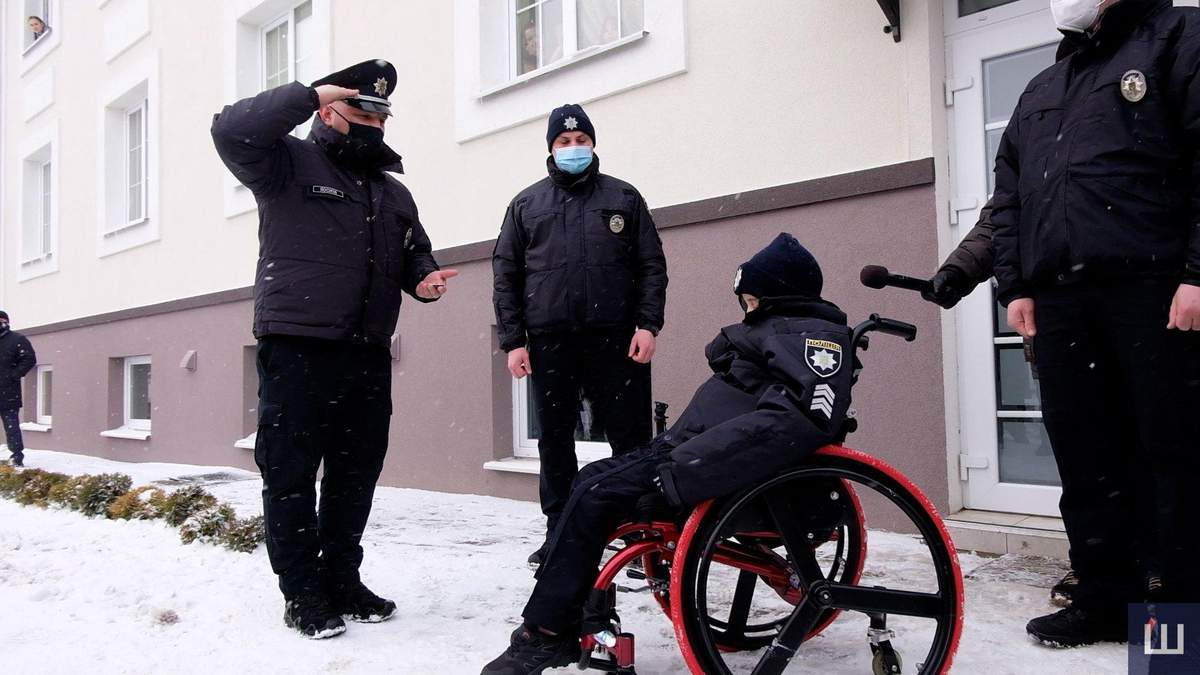У Чернівцях поліцейські взяли на службу онкохворого хлопчика У Чернівцях поліцейські взяли на службу онкохворого хлопчика