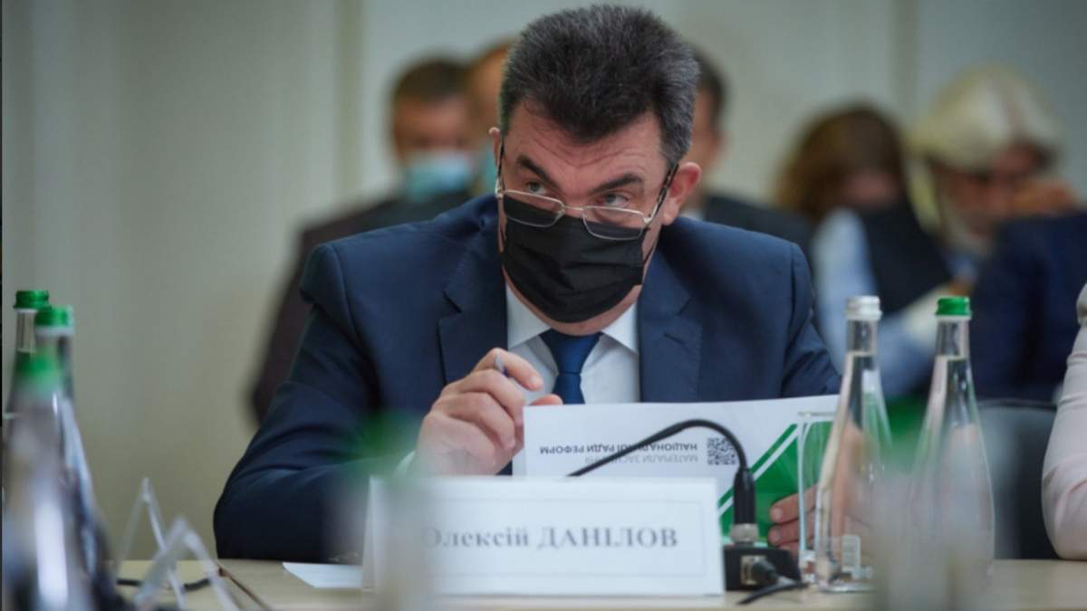 СНБО накладывает санкции на 8 человек: список имен СНБО накладывает санкции на 8 человек: список имен