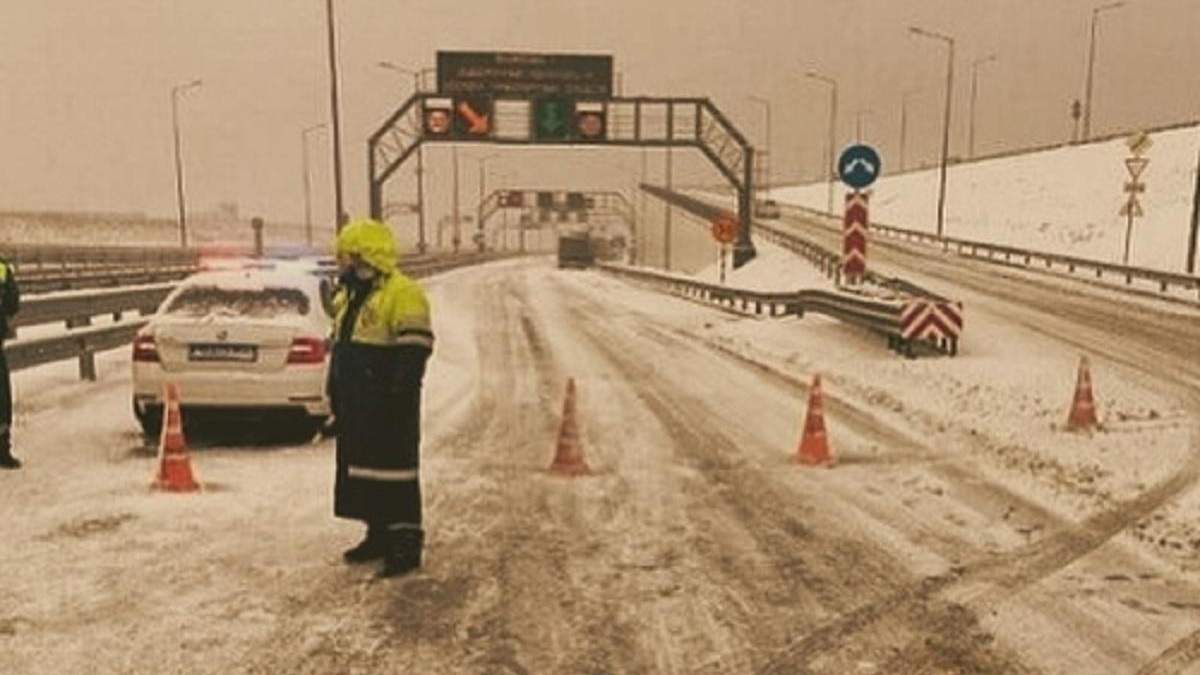 Кримський міст опинився під загрозою через льодовий колапс Кримський міст опинився під загрозою через льодовий колапс