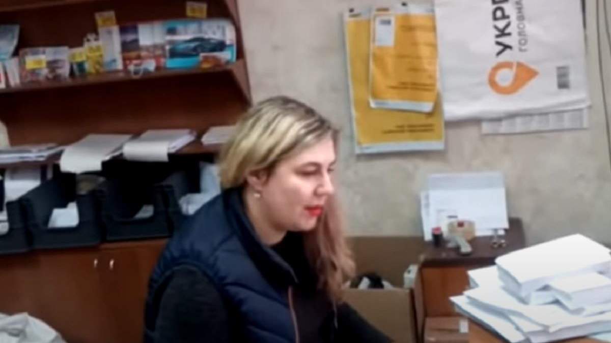 Языковой скандал на Укрпочте закончился увольнением сотрудницы Языковой скандал на Укрпочте закончился увольнением сотрудницы