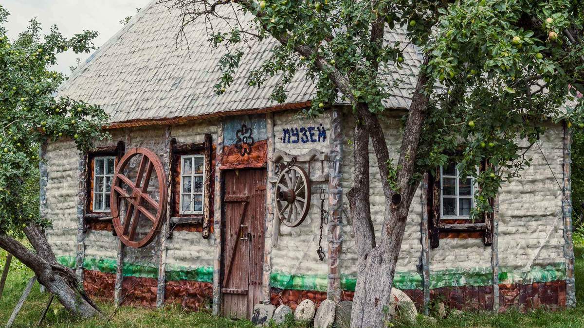 Українець Серафим Лесько збудував музей з пляшок: фото, відео Українець Серафим Лесько збудував музей з пляшок: фото, відео