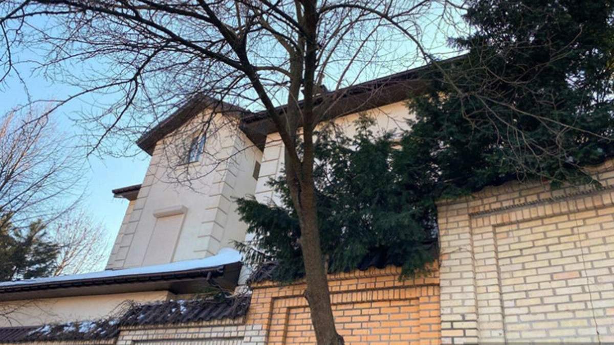 Журналисты показали дом, где зарегистрированы Медведчук и Марченко Журналисты показали дом, где зарегистрированы Медведчук и Марченко