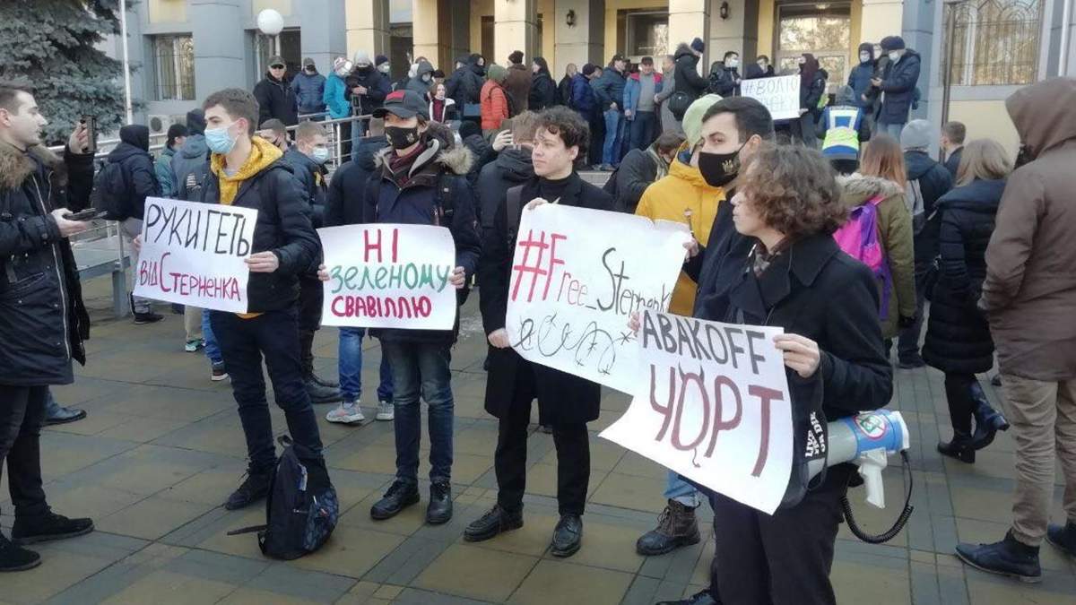 Стерненка вивезли з суду: активісти блокували дорогу – відео Стерненка вивезли з суду: активісти блокували дорогу – відео