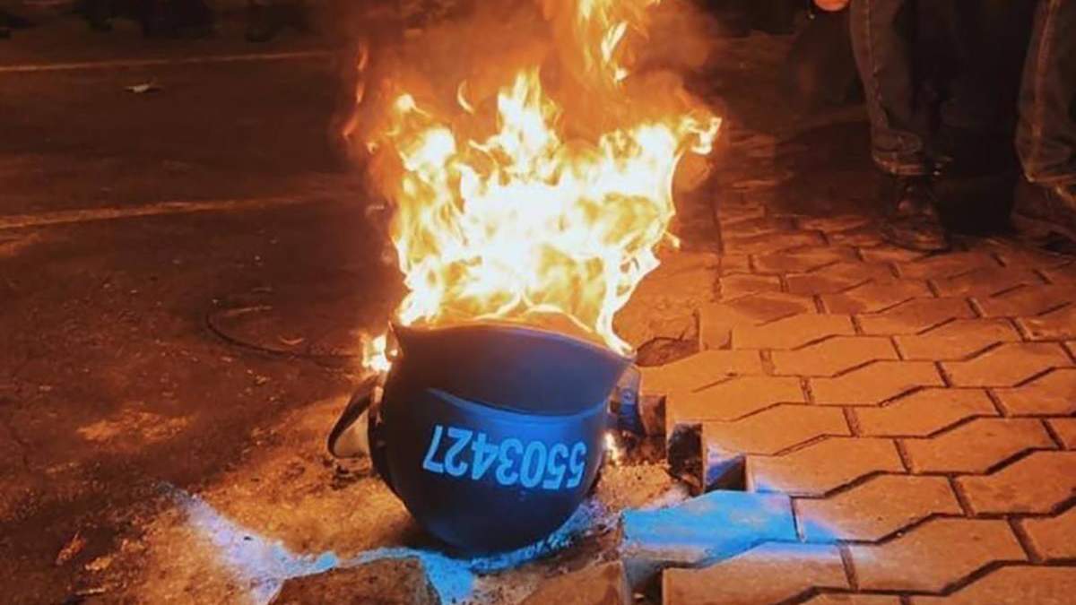 Митингующие на протестах из-за приговора Стерненку жгут шлемы Митингующие на протестах из-за приговора Стерненку жгут шлемы