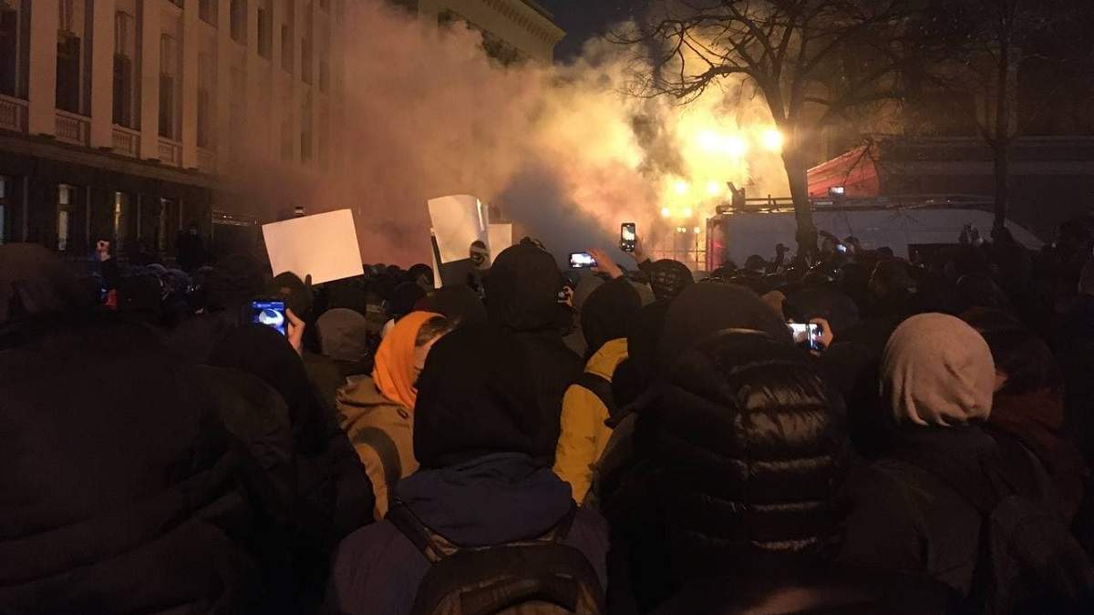 Протесты в Киеве 23 февраля 2021: Офис Президента забросали шашками Протесты в Киеве 23 февраля 2021: Офис Президента забросали шашками