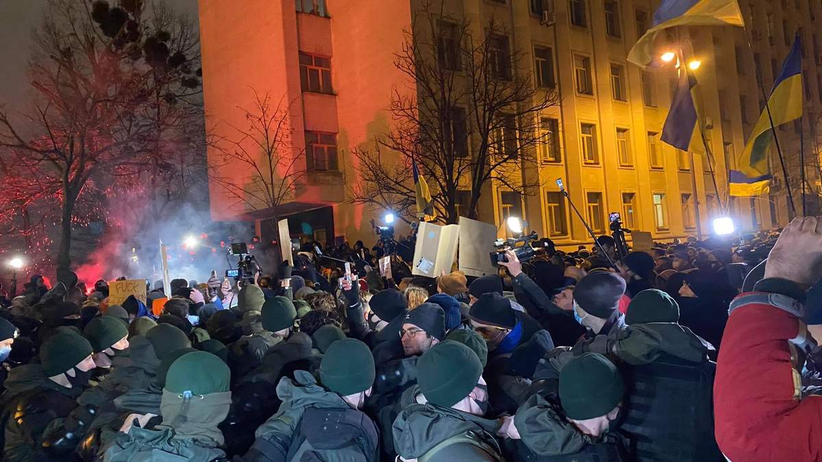 Сутичках у Києві на акції Стерненка: постраждали 27 поліцейських Сутичках у Києві на акції Стерненка: постраждали 27 поліцейських