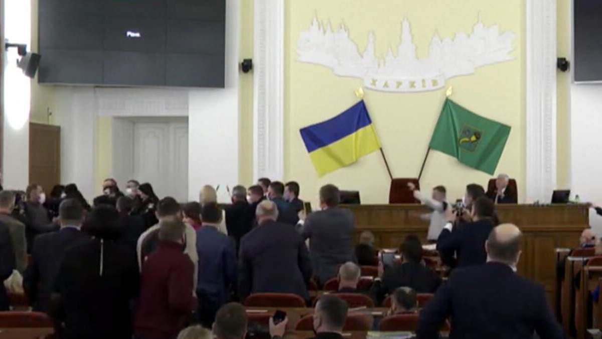 У Харківській міськраді відгамселили депутатів Шарія: відео У Харківській міськраді відгамселили депутатів Шарія: відео