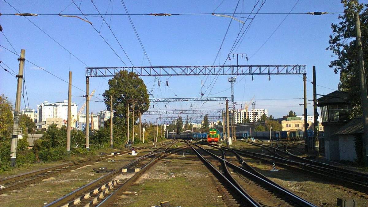 В Одессе 13-летняя девушка бросилась под поезд: погибла мгновенно В Одессе 13-летняя девушка бросилась под поезд: погибла мгновенно