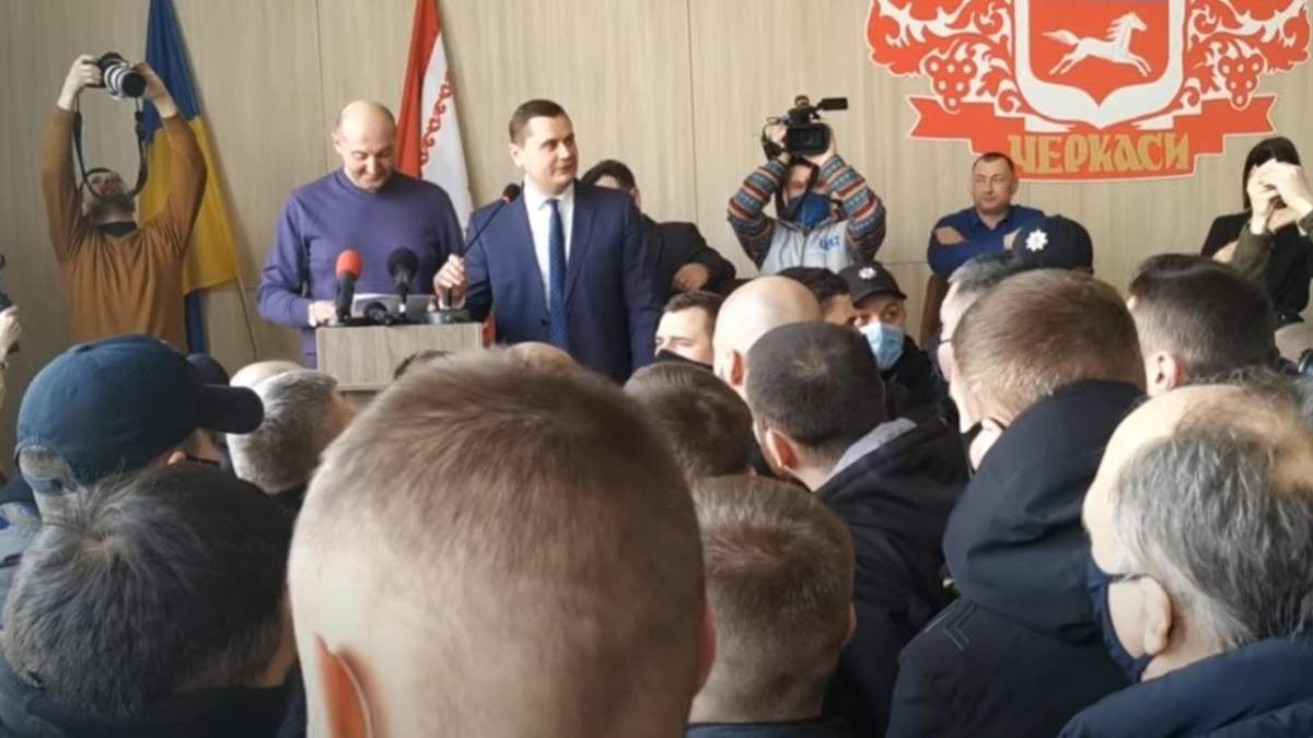 У Черкаській міськраді депутати синхронно перекладали колегу з ОПЗЖ У Черкаській міськраді депутати синхронно перекладали колегу з ОПЗЖ